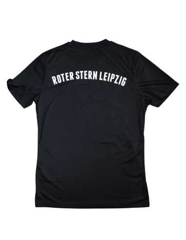 Roter Stern Leipzig - Jersey - 2020/21 Heim - Leave No One Behind - Black Roter Stern Leipzig - Trikot - 2020/2021 Heim - Leave No One BehindFarbe: schwarz Hersteller: Umbro Material: 100% Polyester Stil: Trikot mit Rundhalskragen Frontdruck: Leave No One Behind RSL-Logo-Aufnäher auf der linken Brust Rückendruck: Roter Stern No Borders