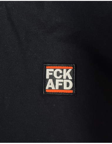 FCK AFD - No Borders - T-Shirt - Patch - Black DetailsFarbe: Schwarz mit hochwertigem FCK AFD-Patch auf der linken Brust &amp; weiß gesticktem Schriftzug im Nacken Material: 100% gekämmte Bio-Baumwolle Zertifizierungen: Fair Wear Foundation, GOTS, Vegan (PETA approved), ÖKO Tex Standard 100Hier findest du die komplette Pallette an FCK AFD Artikeln und FCK AFD Shirts in unserem Shop.              No Borders