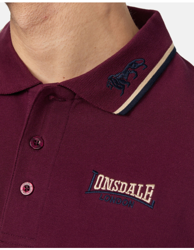 Lonsdale - Polo - Lion - Oxblood Poloshirt mit schmaler PassformFarbe: Rot / Burgundy / Weinrot / Dunkelrot Material: 100% gekämmte Baumwolle Stoff: Piqué Lonsdale Stickerei auf der linken Brustsseite Gestickter Löwe auf der linken KragenseiteNo Borders