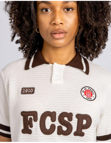 St. Pauli - Knitted jersey - White FC St. Pauli knitted jersey Colour: cream-white Material composition: 100% organic cotton Fairtrade + Fairwear FCSP Sustainable Product: Sustainable material Origin: Made in Portugal Manufacturer: FC St. Pauli Merchandising GmbH &amp; Co. KG, Harald-Stender-Platz 1, 20359, Hamburg, info@fcsp-shop.comHere you can find the complete selection of St. Pauli jerseys in our shop. No Borders