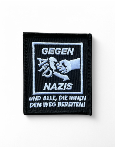 Gegen AfD Nazis - Patch ProdukteigenschaftenGestickter Aufnäher – „gegen AfD Nazis und alle, die ihnen den Weg bereiten“schwarz-weißMaße 9,2 cm x 6 cmzum Aufbügeln geeignet Hier findest du die komplette Auswahl an „FCK AFD Artikeln“ in unserem Shop. Hersteller gemäß GPSR: Planet Melmac Apparel &amp; Trading GmbH, Wolfgang-Heinze-Straße 8, 04277, Leipzig, produktsicherheit@planet-melmac.de No Borders