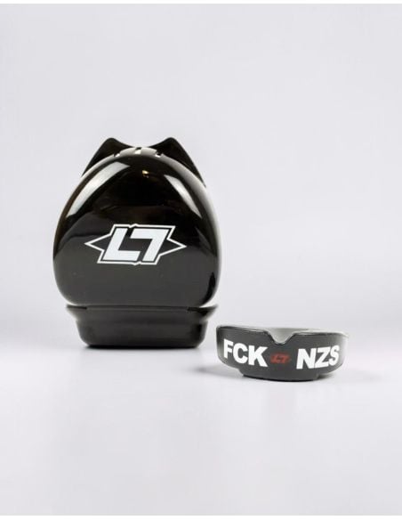 fck-nzs-less-talk-zahnschutz-collabo-black-weit fck-nzs-less-talk-zahnschutz-collabo-black-weit