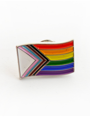Progress Pride - Pin Metallfarbe: Silber Material: 2D Metall, Soft-Emaille lackiert Abmessung: ca. 15 x 20 x 1,4mm Motiv: Progress Pride Flag, geprägt, 11-farbig Butterflyverschluß No Borders