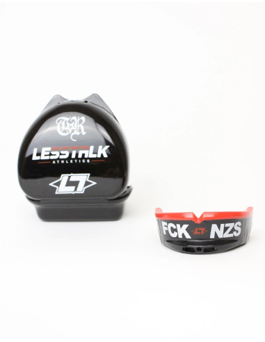 FCK NZS - Less Talk - Zahnschutz - Collabo - Black High Performance Mouthguard für alle Vokkontaktsportarten geeignet integrierter Atmungskanal Boil and Bite inklusive belüftetem Case der Zahnschutz ist aus hygienischen Gründen vom Umtausch ausgeschlossen Farbe: schwarz/ rotHier findest du die komplette Auswahl an FCK NZS Artikeln in unserem Shop. No Borders